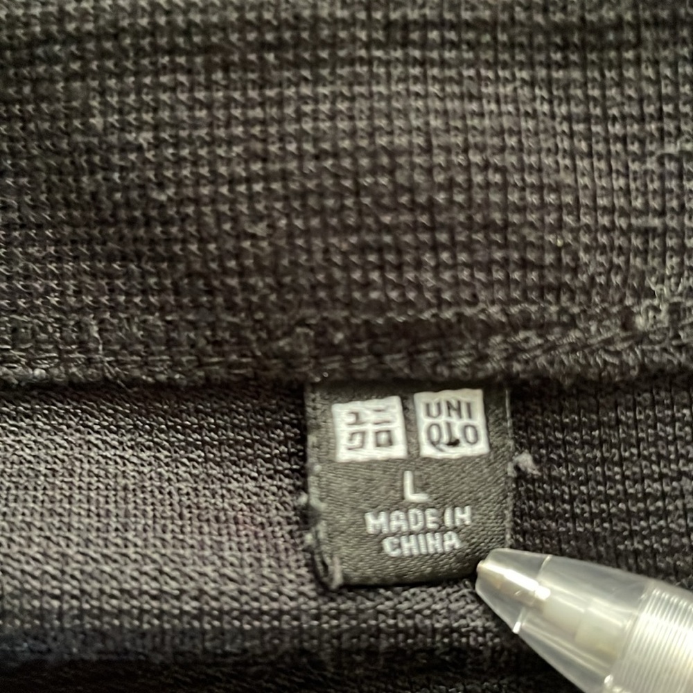 UNIGLO BLACKEST BLACK SWEATER size L - Picture 4 of 8